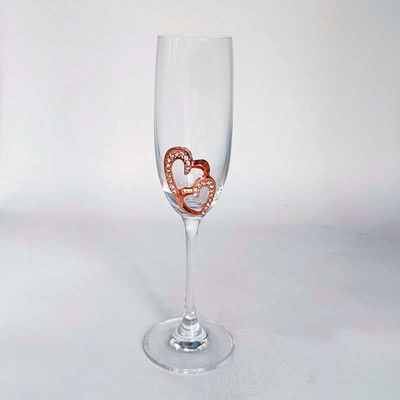 镶钻的水晶香槟酒高脚爱游戏体育官方网站首页(中国)有限公司